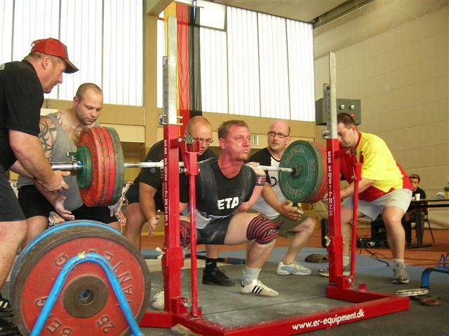 Markus Hinz... ohne Worte. Mit Wirbelverletzung 325kg in der Beuge 